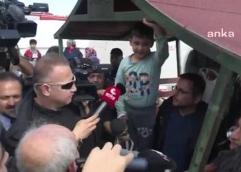 Depremzede çocuk Kılıçdaroğlu’nun yolunu kesti… “Bir şey söyleyebilir miyim”