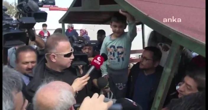 Depremzede çocuk Kılıçdaroğlu’nun yolunu kesti… “Bir şey söyleyebilir miyim”