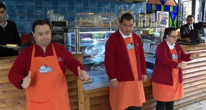 Down sendromlu gençlerden depremzedelere anlamlı bağış