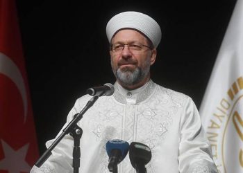 Erbaş ekran tartışmacılarına da karıştı: Bu vebaldir