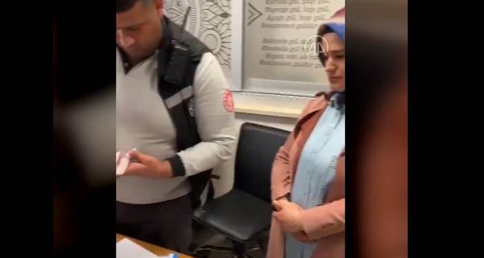 Güvenlik görevlisi bulduğu parayı depremzede olan sahibine ulaştırdı