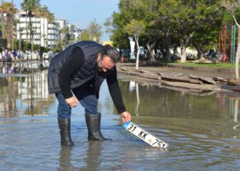 İskenderun’da yükselen deniz suyu çekildi