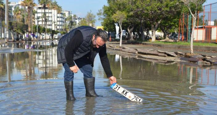 İskenderun’da yükselen deniz suyu çekildi