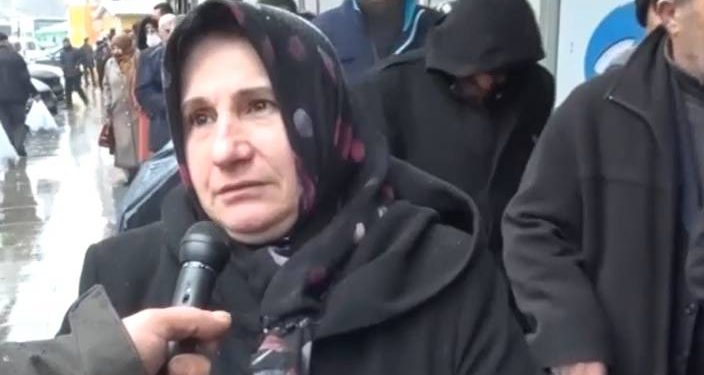 Soğuğa aldırmadan ucuz et kuyruğuna girdiler… “Çocuklarım yesin. Ben yemesem de olur”