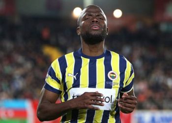 Valencia Alex’i geçti