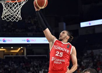 12 Dev Adam ikide iki yaptı, yarı finali garantiledi