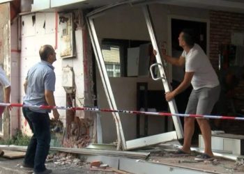 Otomobil berber dükkanına girdi: 4 yaralı