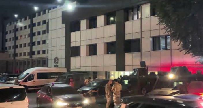 Sultangazi’de suç örgütlerine eş zamanlı operasyon: Çok sayıda silah ele geçirildi