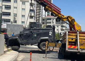 Zırhlı polis aracı devrildi: Bir polis şehit oldu