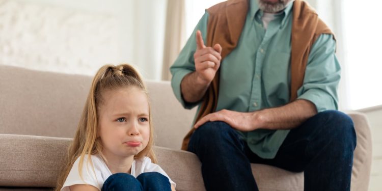 Anne ve babaların çocuklarıyla arkadaş olmaları ne kadar doğru?